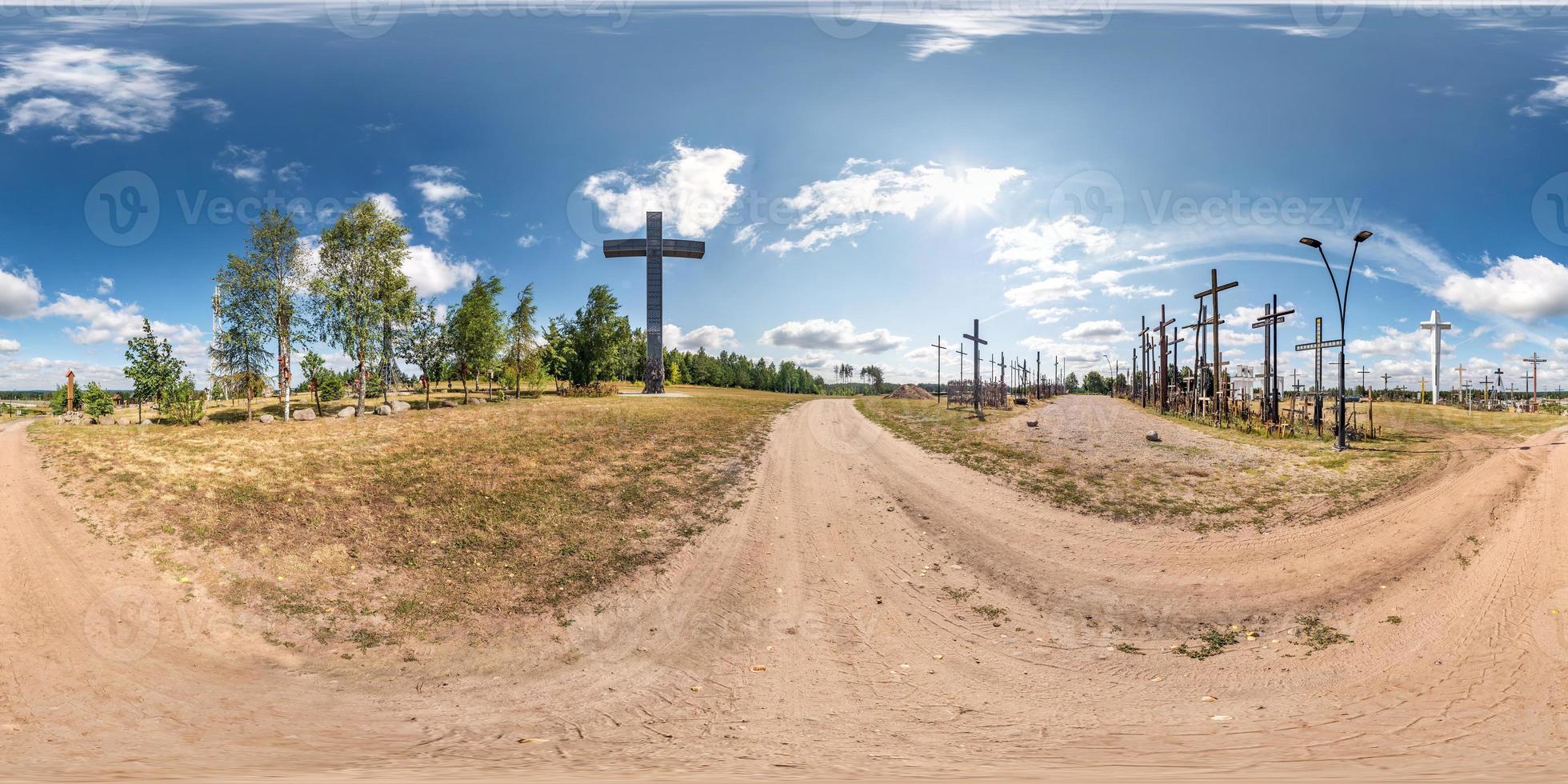 vista de ángulo de 360 grados de panorama hdri esférico completo en camino de grava cerca de montaña de cruces monumento en colina en proyección equirectangular, vr ar contenido de realidad virtual. lugar del peregrino foto