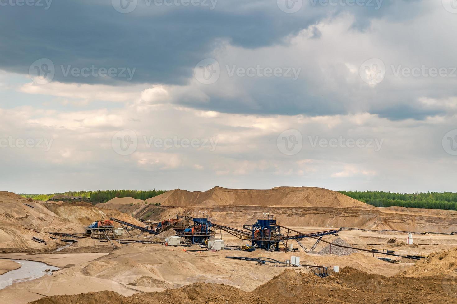 Enorme excavadora en cantera para minería de extracción de arena foto