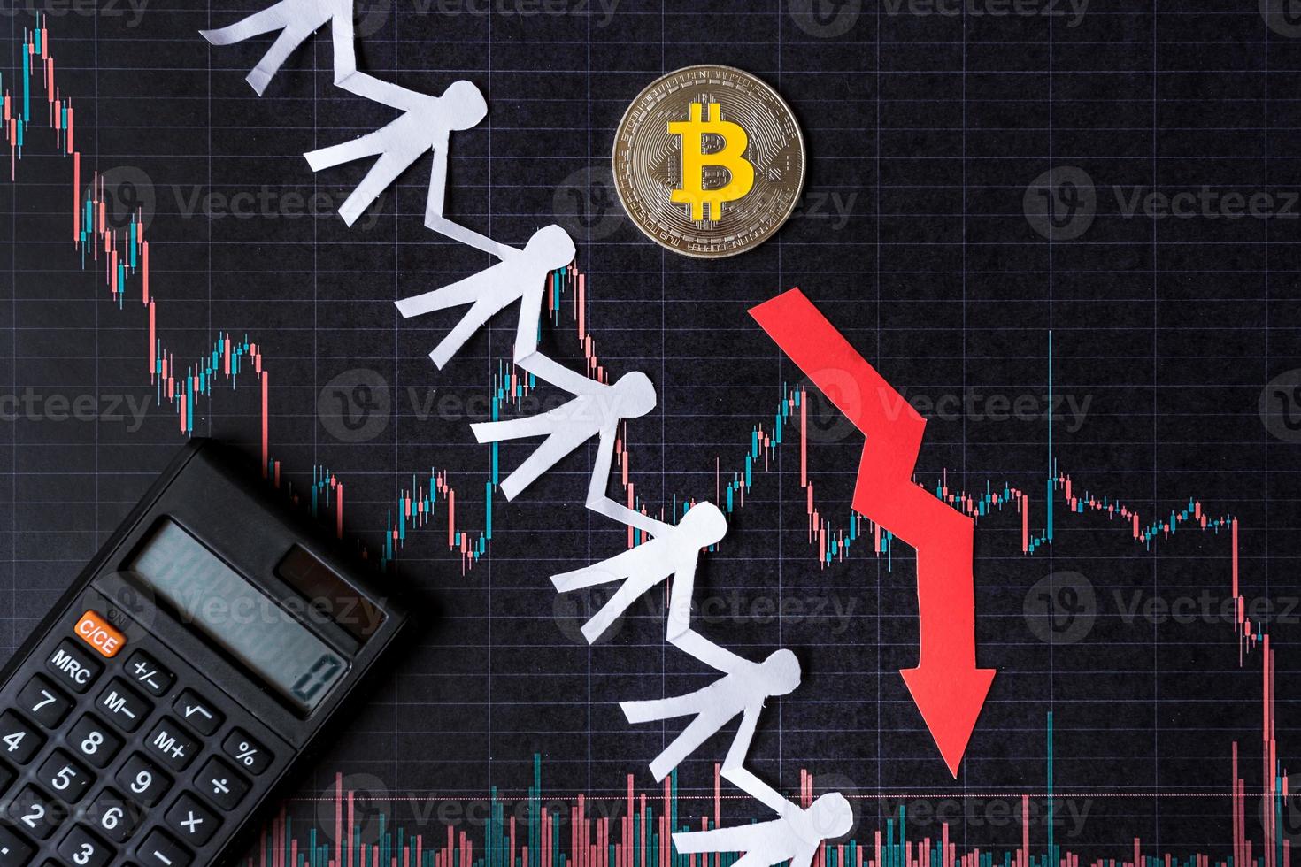 inversión no rentable de depreciación de dinero virtual bitcoin. la flecha roja, el bitcoin plateado y la multitud de papel bajan en el fondo del índice del gráfico de divisas en papel. concepto de depreciación de la criptomoneda. foto