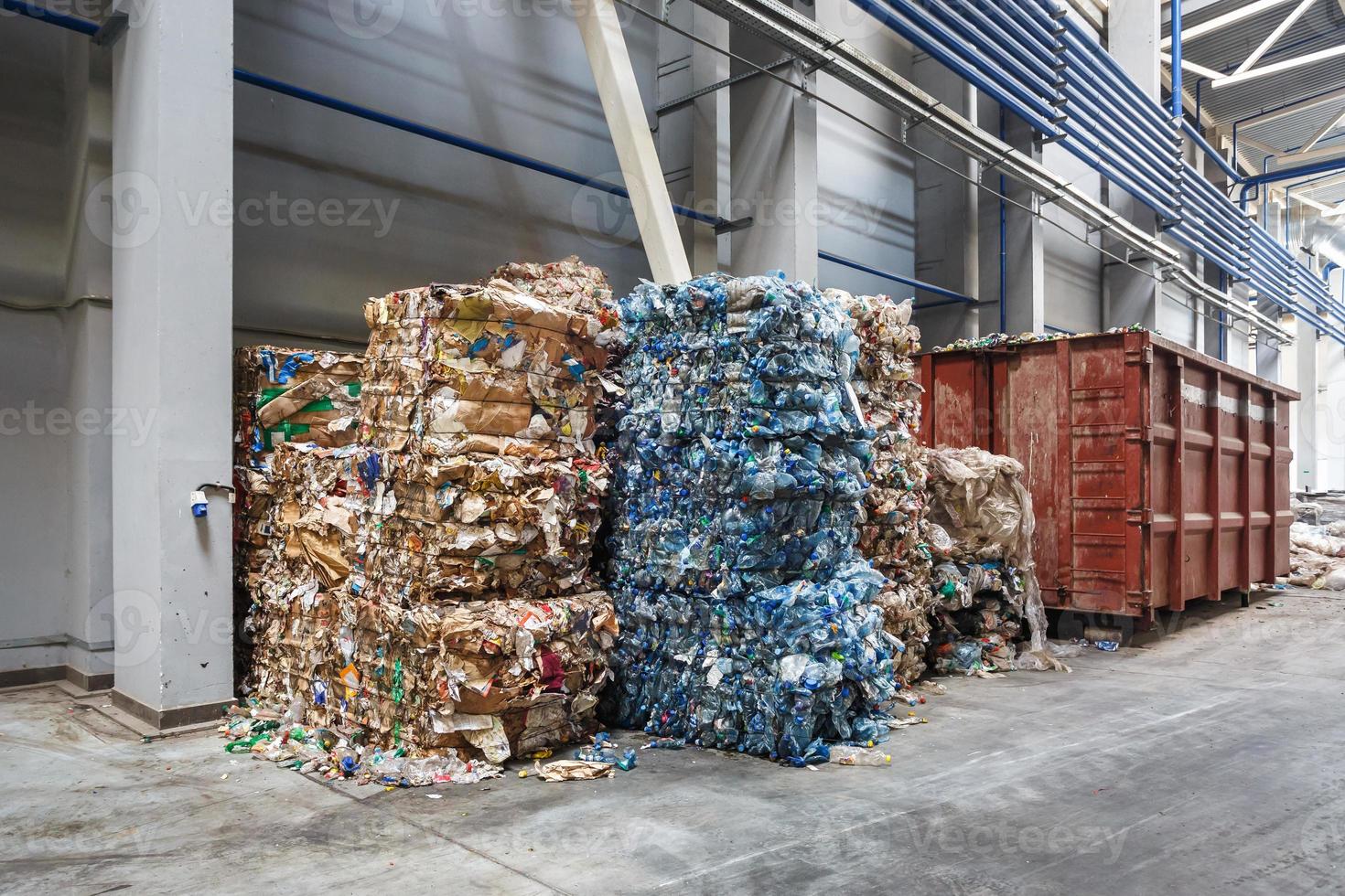 balas de plástico de basura en la planta de tratamiento de residuos. reciclaje separado y almacenamiento de basura para su posterior eliminación, clasificación de basura. negocio de clasificación y tratamiento de residuos. foto