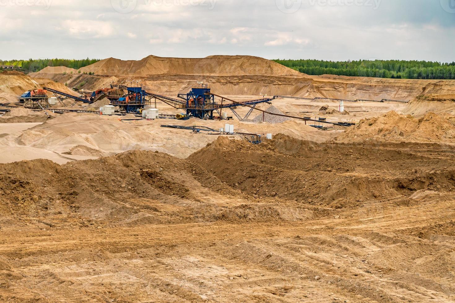 Enorme excavadora en cantera para minería de extracción de arena foto