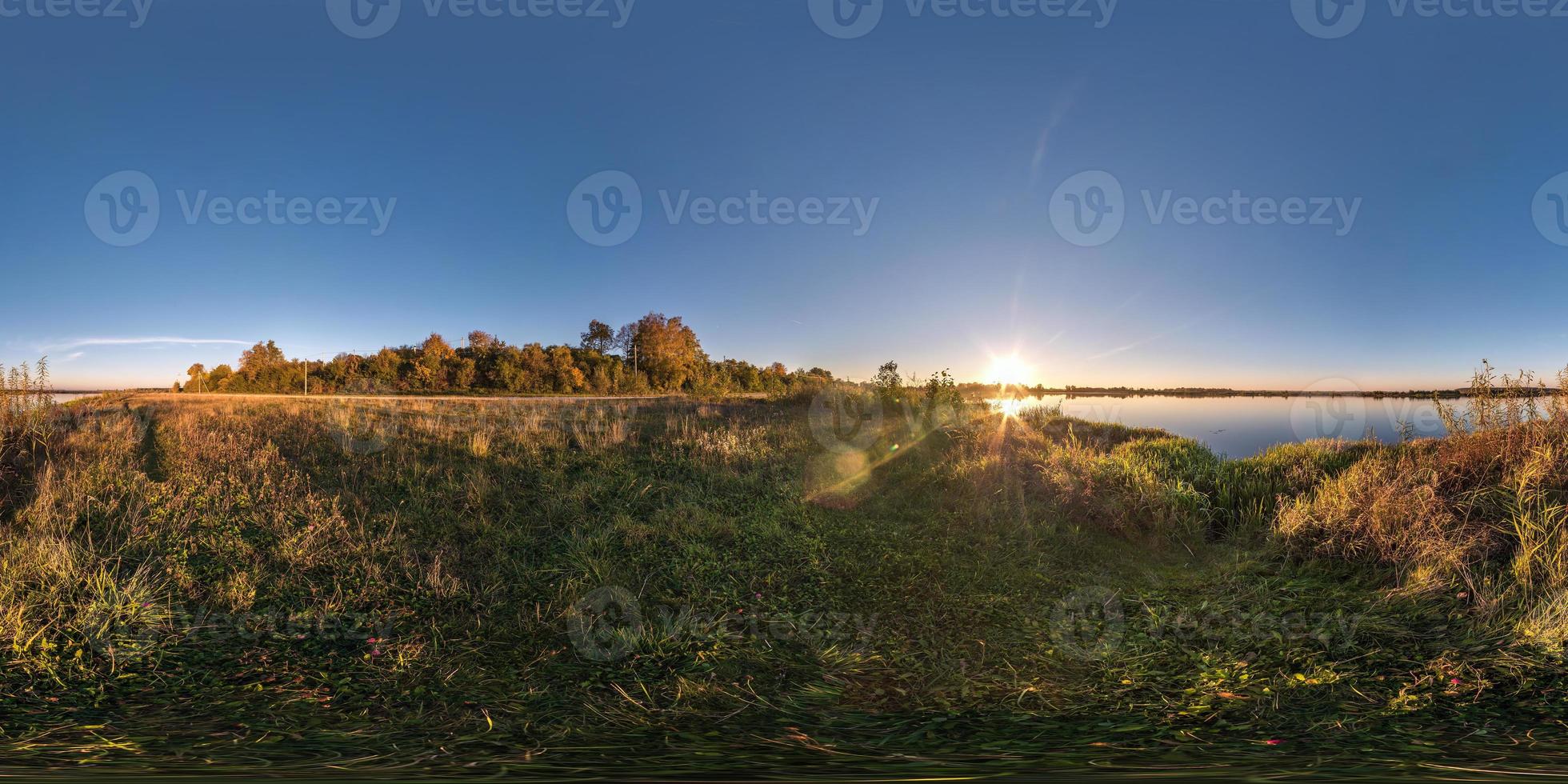 panorama completo de cubo esférico sin fisuras vista en ángulo de 360 grados en la orilla del ancho río neman en la soleada puesta de sol de la tarde de verano en proyección equirectangular, listo para contenido de realidad virtual ar vr foto