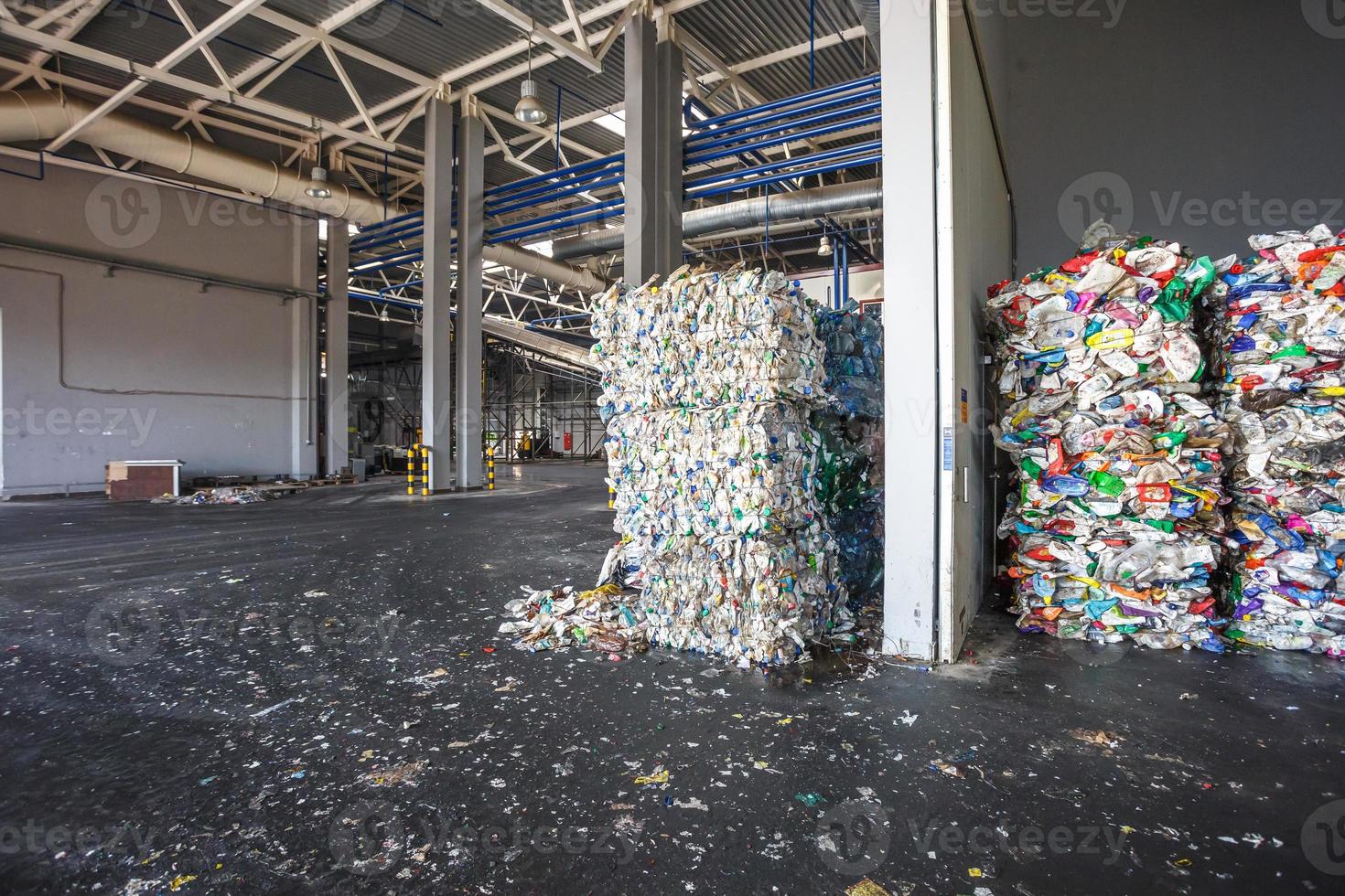 balas de plástico de basura en la planta de tratamiento de residuos. reciclaje separado y almacenamiento de basura para su posterior eliminación, clasificación de basura. negocio de clasificación y tratamiento de residuos. foto