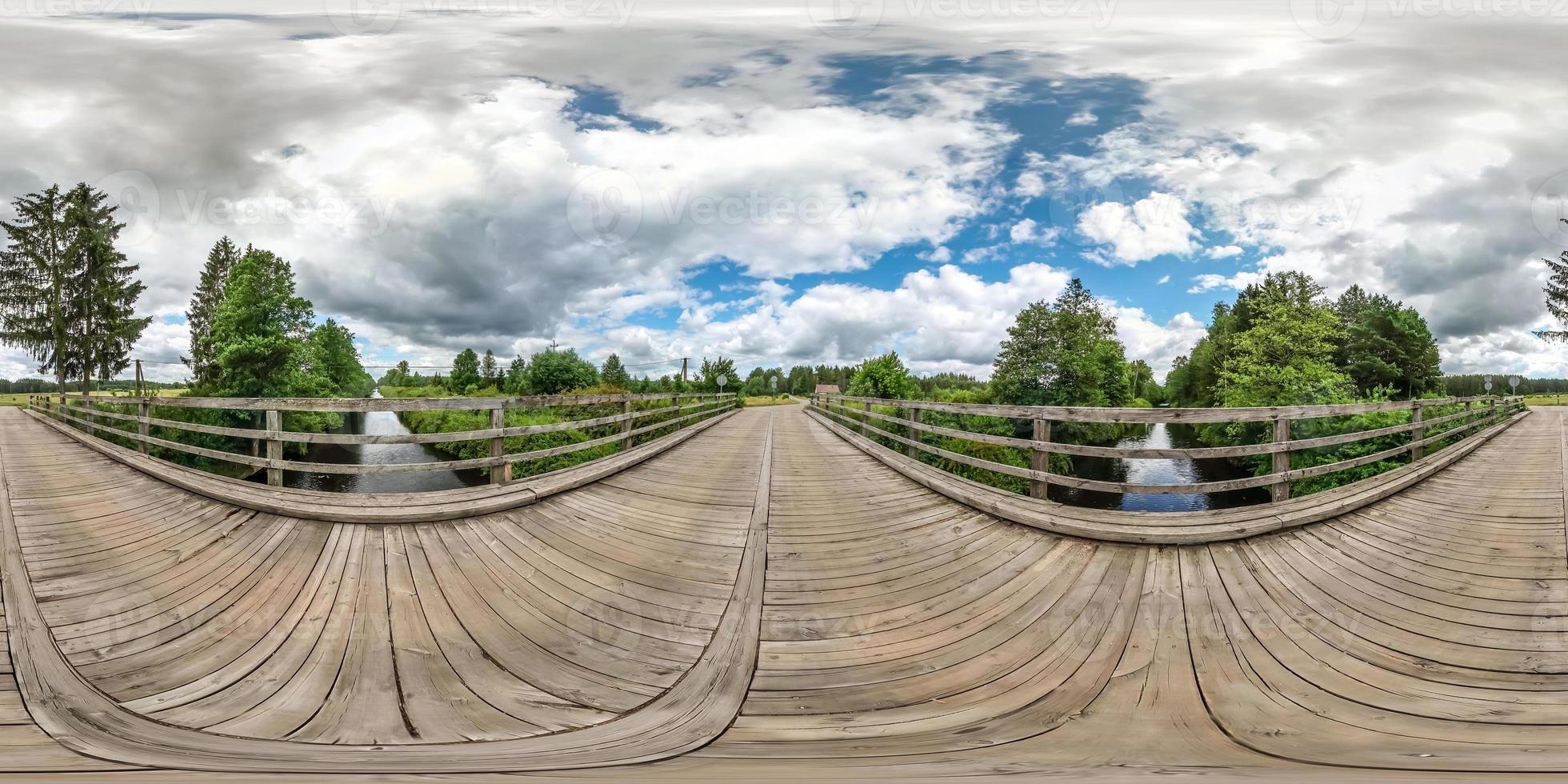 panorama hdri esférico completo sin costuras vista en ángulo de 360 grados en el puente de madera sobre el canal del río en proyección equirectangular, contenido vr ar. foto