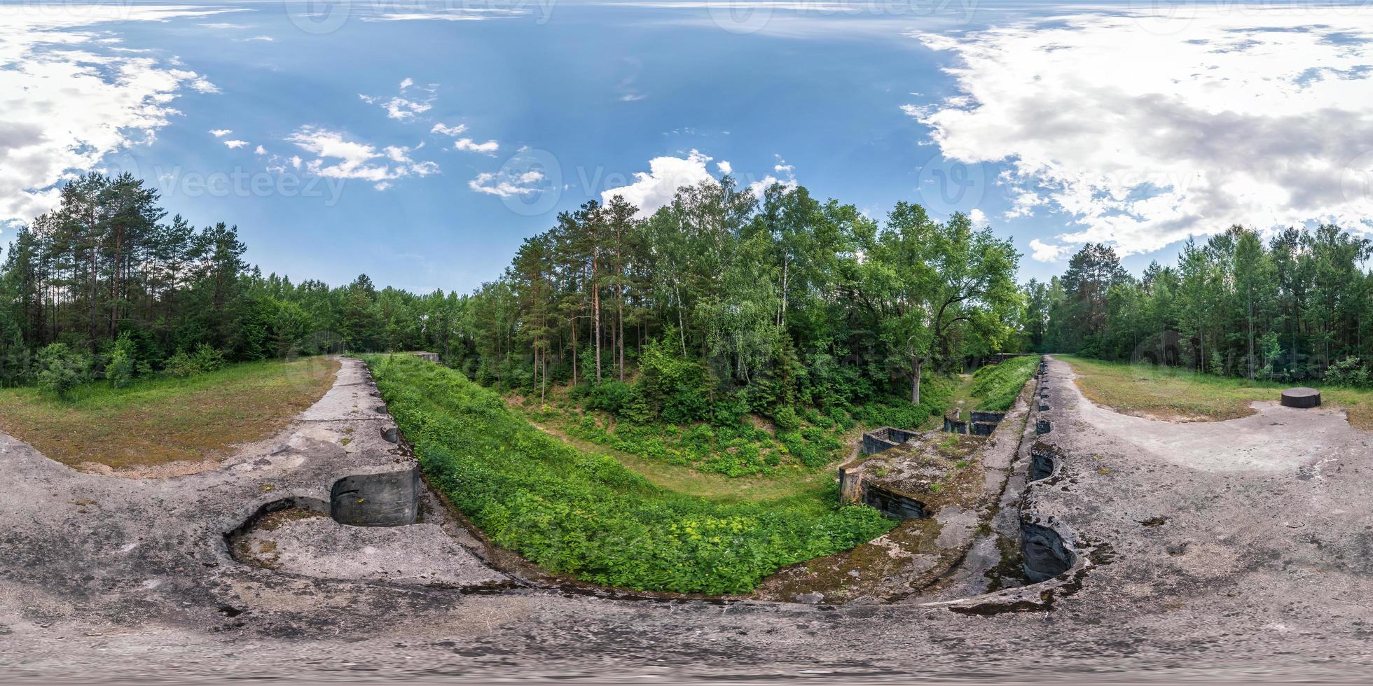 Panorama completo de 360 grados de ángulo de visión en la fortaleza militar abandonada en ruinas de la primera guerra mundial en el bosque en proyección esférica equirectangular. listo para contenido vr ar foto