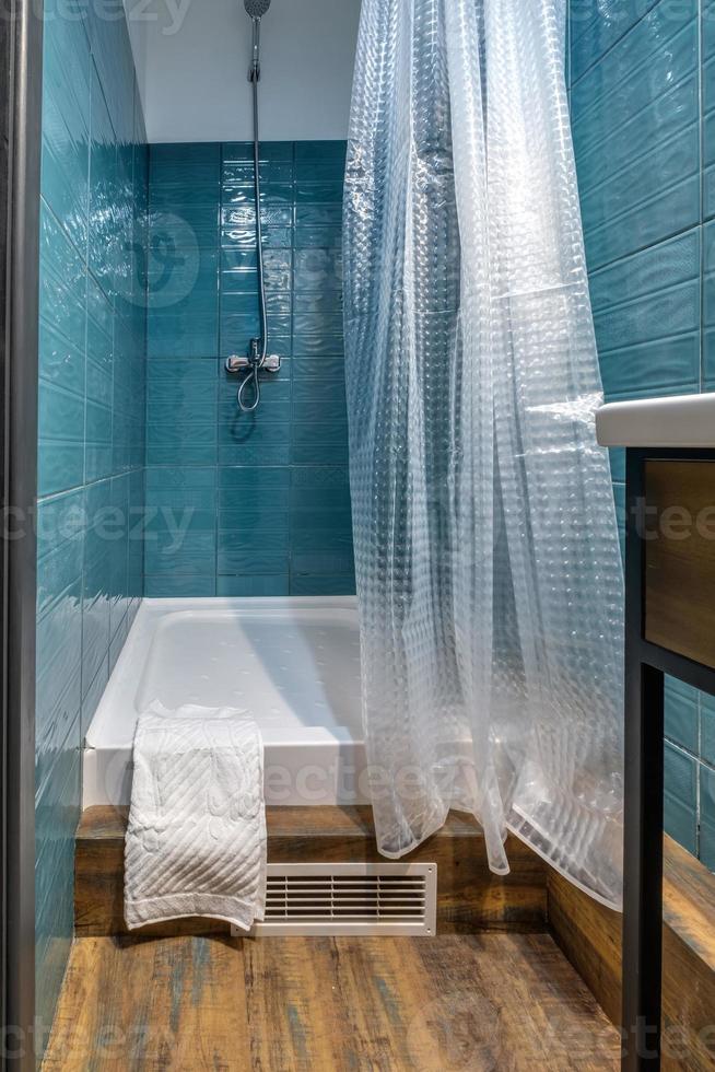 grifo y mezclador de ducha en cabina de ducha de esquina con accesorio de ducha de pared foto