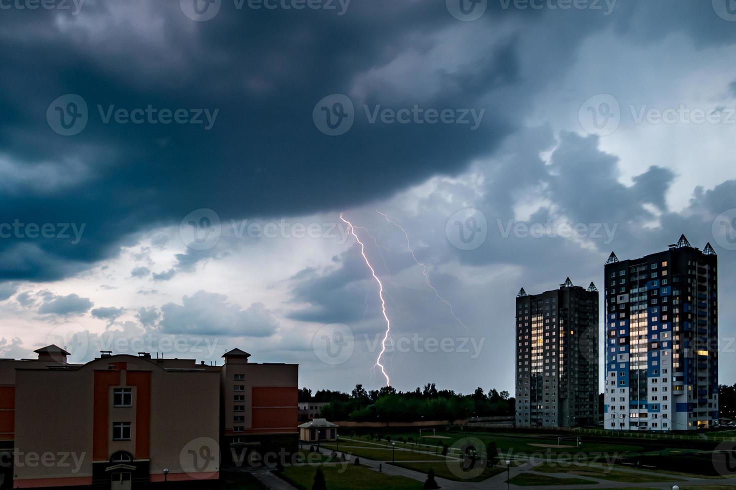 tormenta con relámpagos sobre la ciudad. relámpago de momento foto