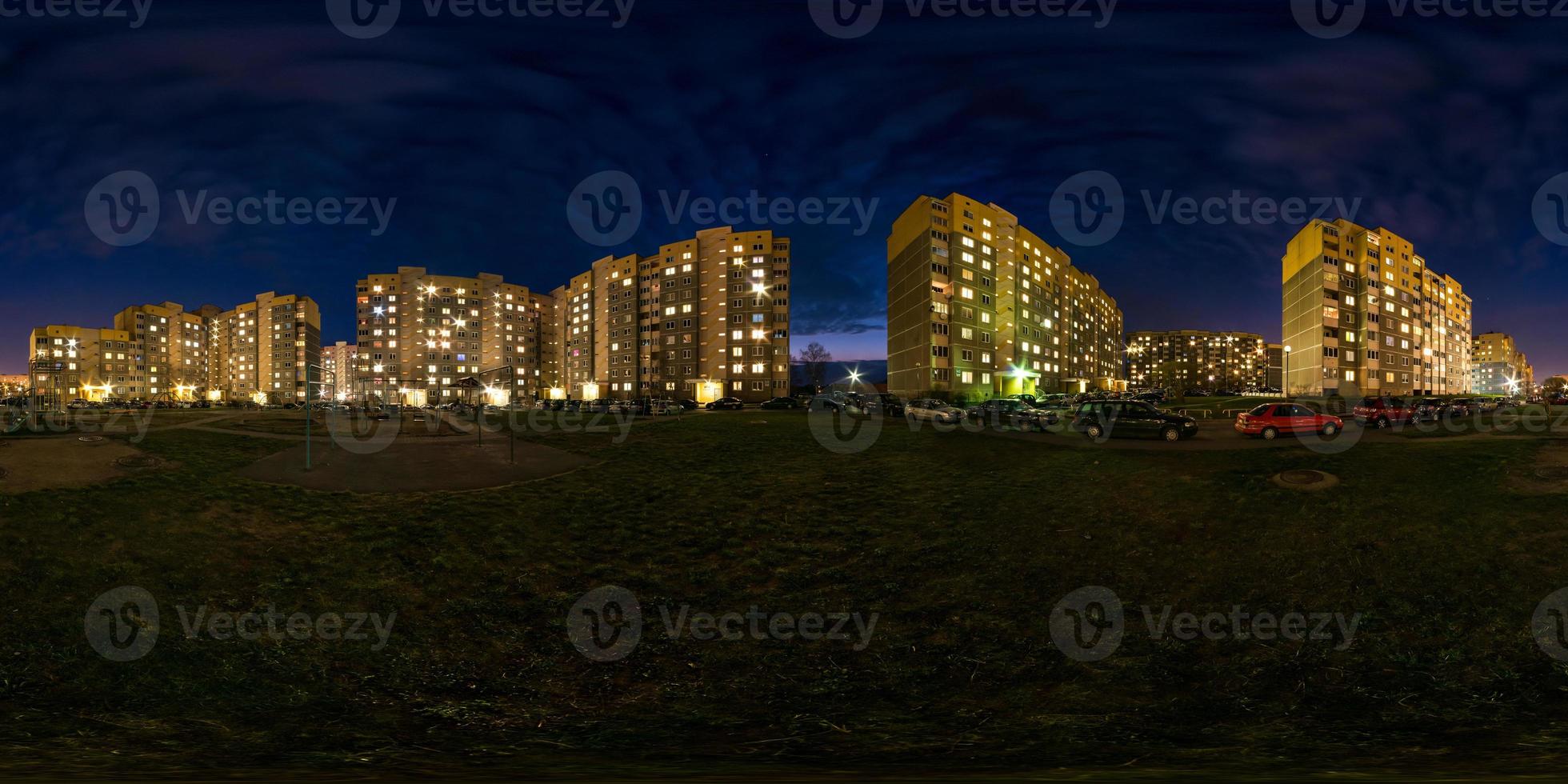 panorama nocturno hdri esférico completo 360 grados ángulo de visión luz en ventanas del área de construcción de varios pisos del barrio residencial de desarrollo urbano en proyección equirectangular, contenido ar vr foto