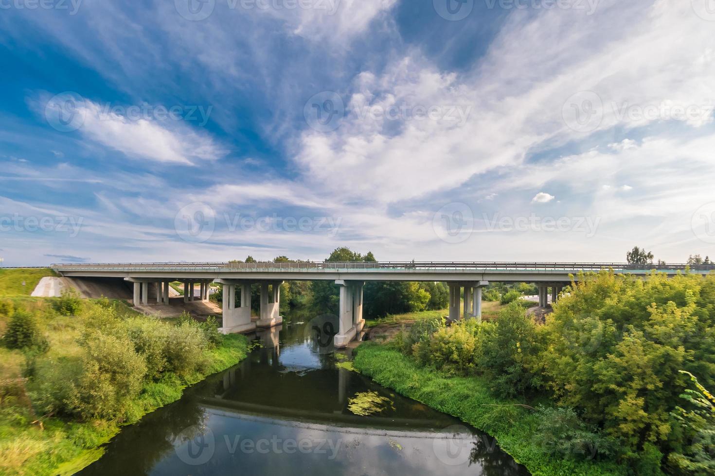 vista panorámica cerca de un gran puente que cruza el río foto