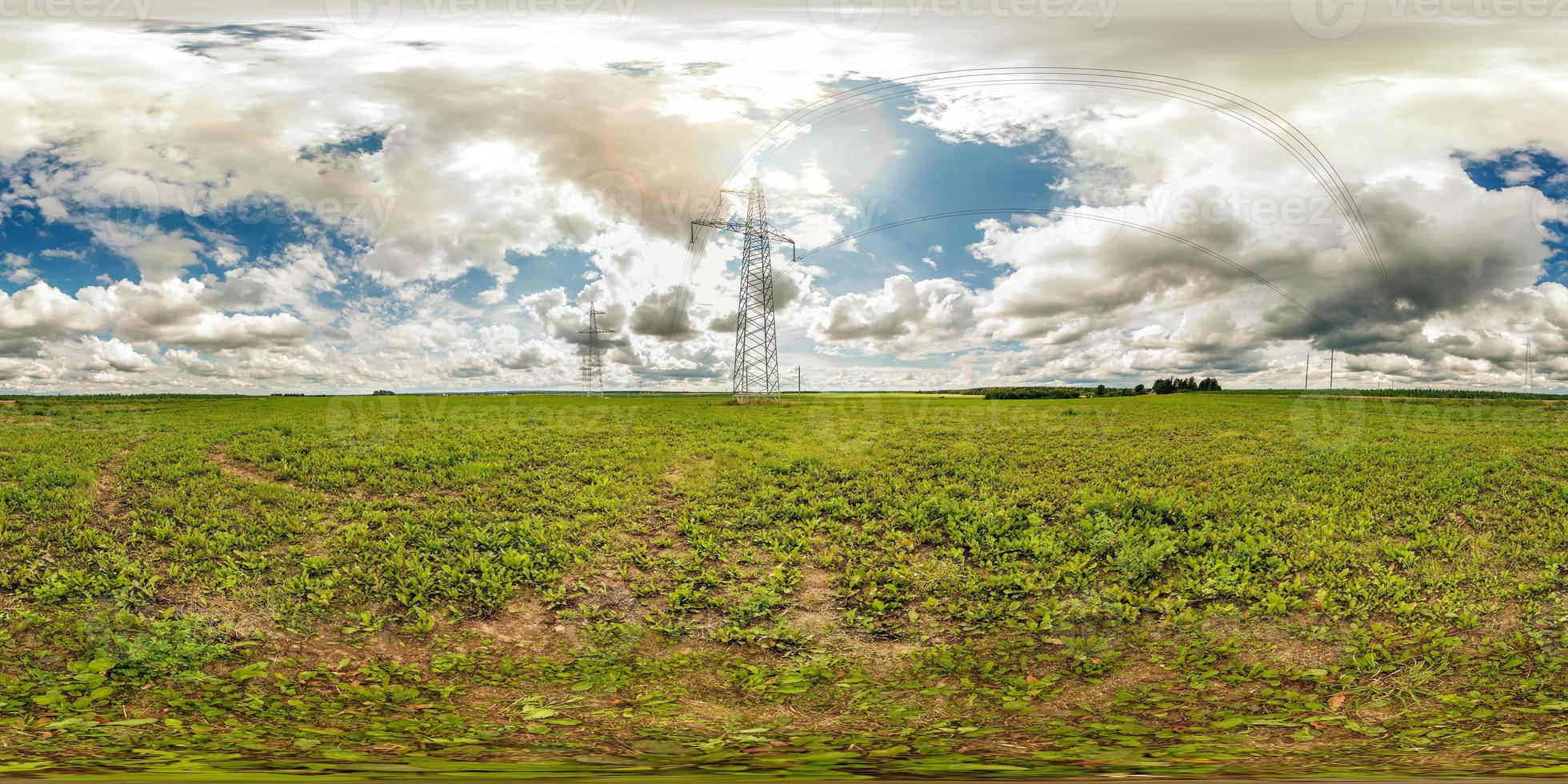 vista panorámica de 360 grados cerca de torres de pilones eléctricos de alto voltaje en el campo con hermosas nubes en proyección equirectangular, skybox vr ar contenido foto