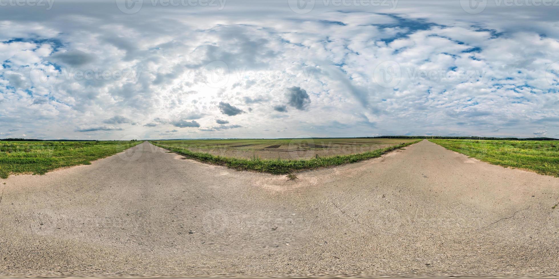 panorama esférico completo sin costuras 360 por 180 grados ángulo de visión en camino de grava entre campos con impresionantes nubes en proyección equirectangular, skybox vr contenido de realidad virtual foto