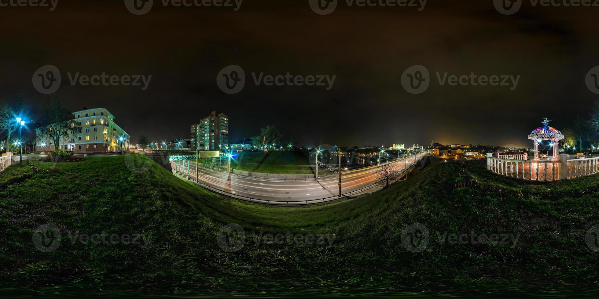 Panorama nocturno esférico sin costuras Vista en ángulo de 360 grados en el casco antiguo de la calle cerca del puente con faros de camión en proyección equirectangular, contenido de realidad virtual listo vr ar foto