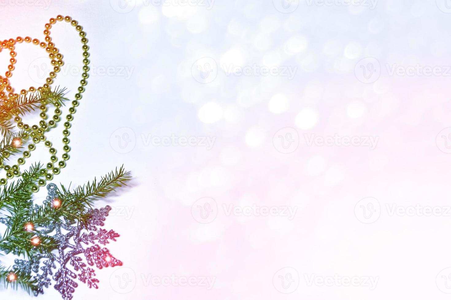 tarjeta de Navidad. rama de pino y juguetes sobre un fondo de nieve blanca. foto