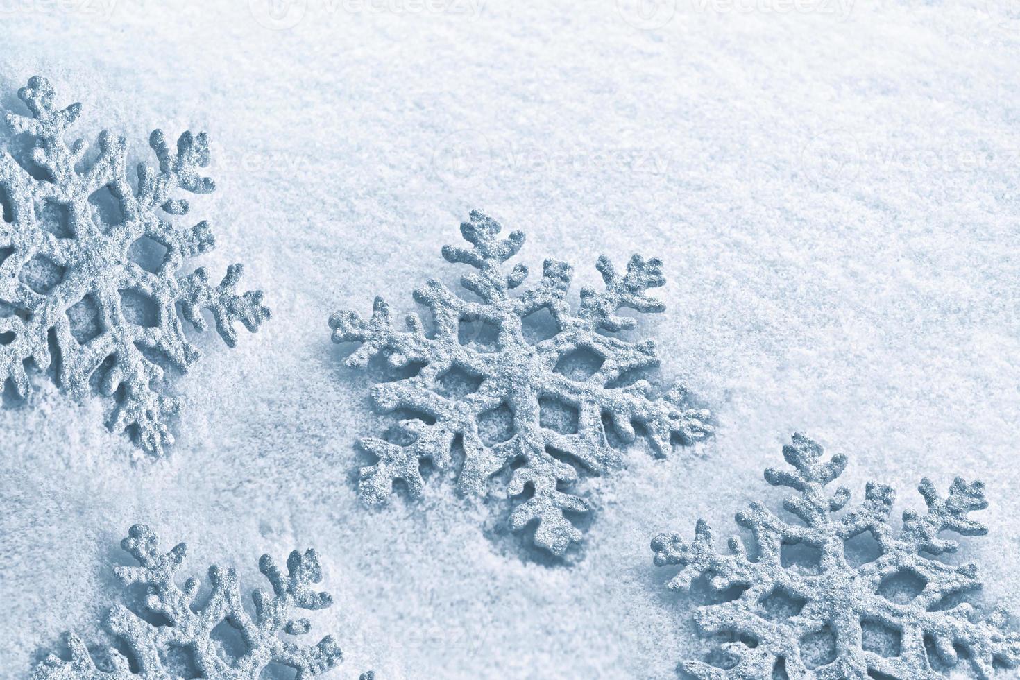 copos de nieve esponjosos blancos sobre la nieve. fondo de navidad de invierno. foto