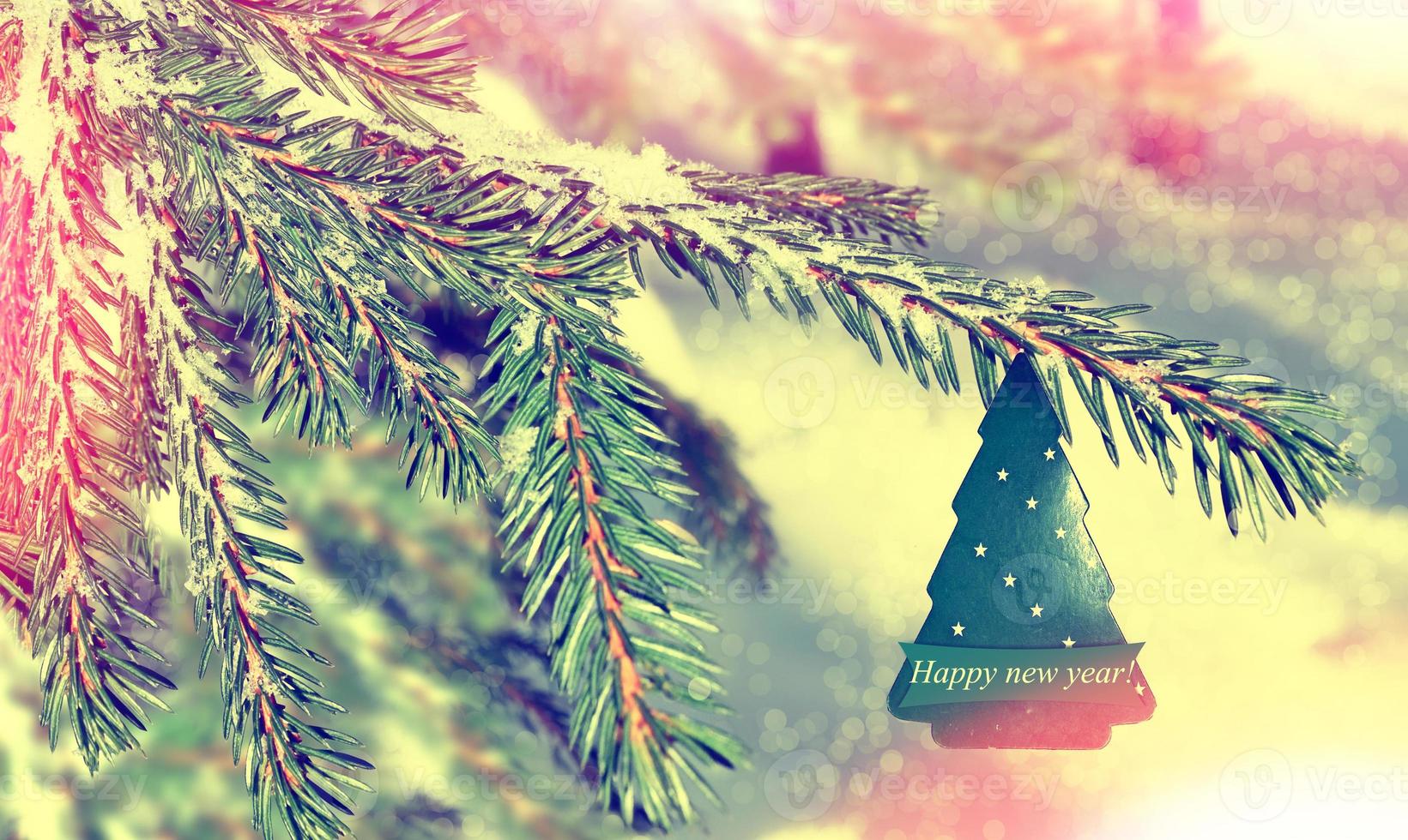 paisaje de invierno y árbol de navidad foto