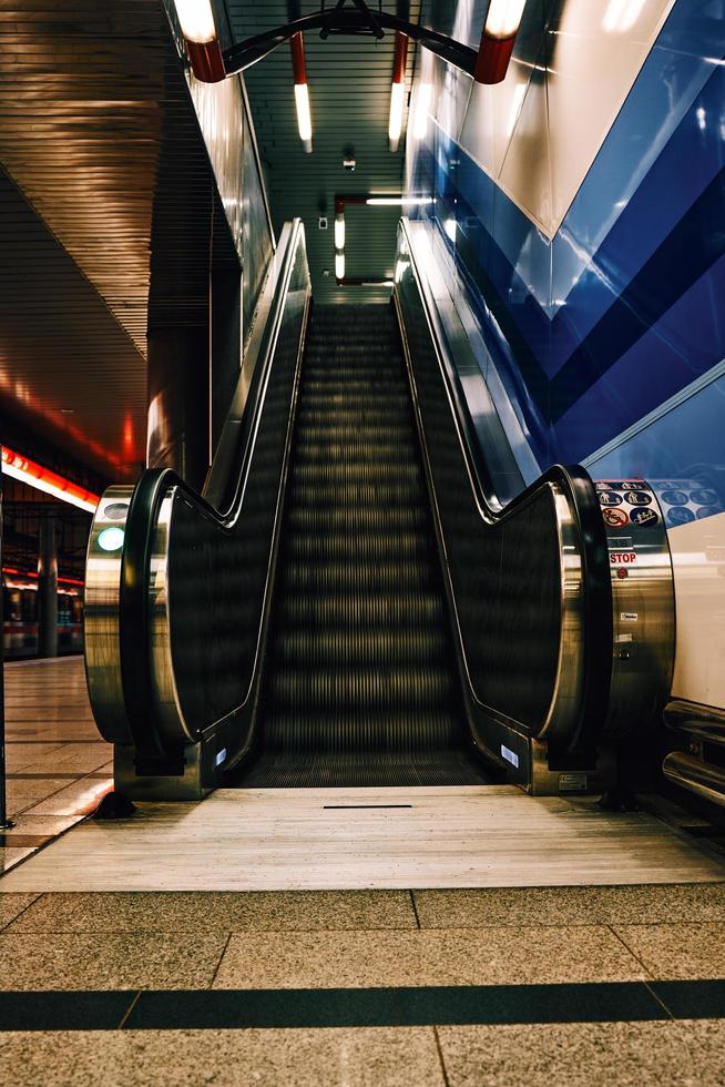 escalera mecánica en el metro foto