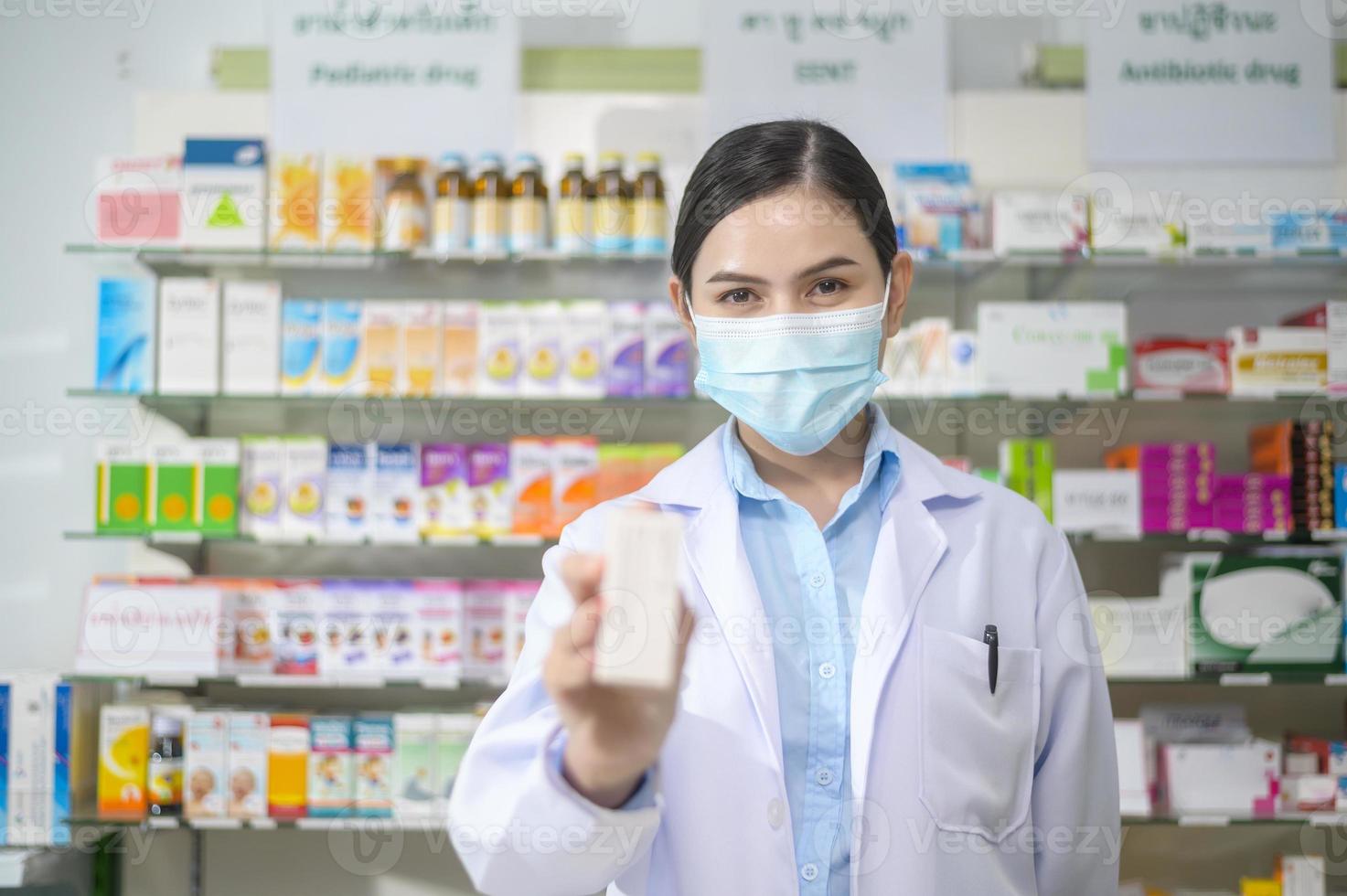 retrato de una farmacéutica con mascarilla en una farmacia moderna. foto