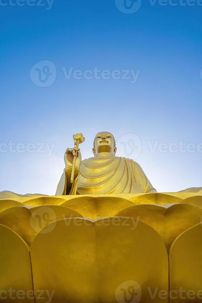 la mano de la estatua dorada de buda sosteniendo el loto en el monasterio de chon khong. foto