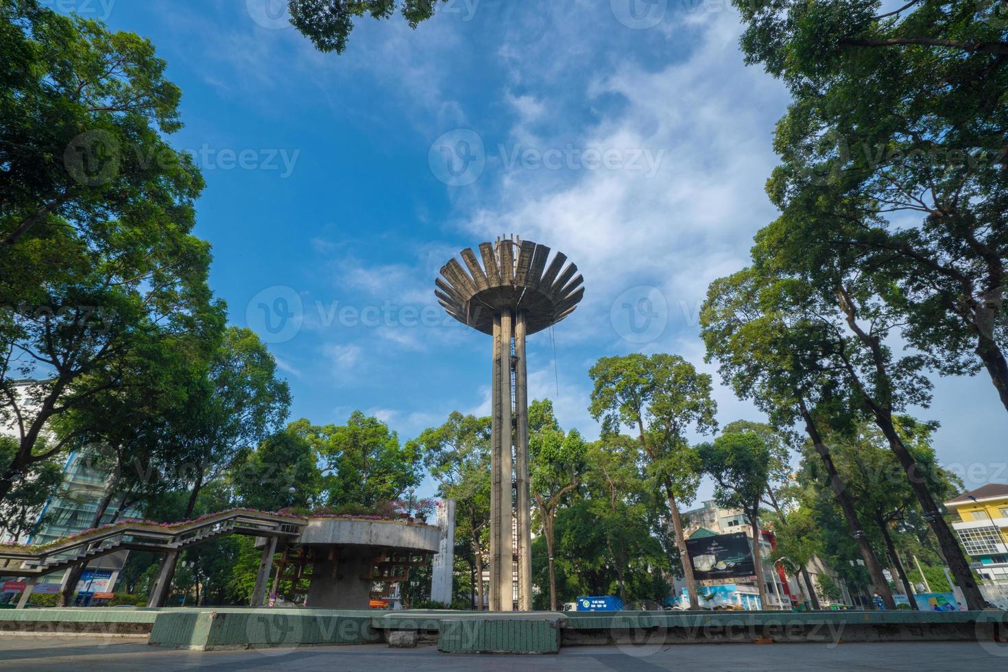 vista panorámica del pilar de loto: una arquitectura icónica en el lago de tortugas, ho con rua con cielo azul en saigón. foto