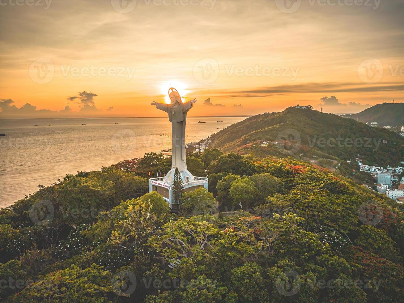 vista superior de vung tau con estatua de jesucristo en la montaña. el lugar local más popular. cristo rey, una estatua de jesus. concepto de viaje foto