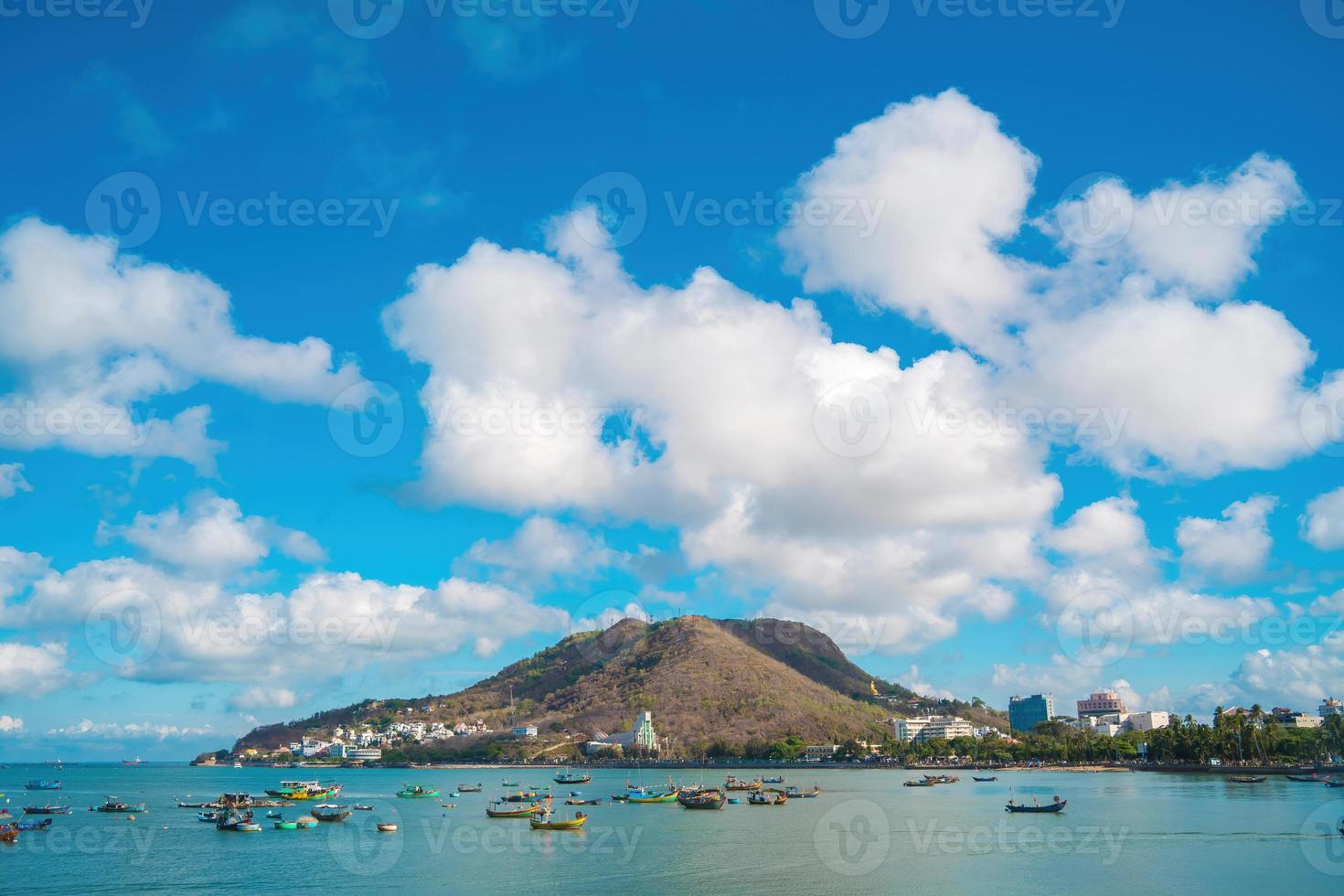 vista aérea de la ciudad de vung tau con hermosa puesta de sol y tantos barcos. vista panorámica costera de vung tau desde arriba, con olas, costa, calles, cocoteros y montaña tao phung en vietnam. foto