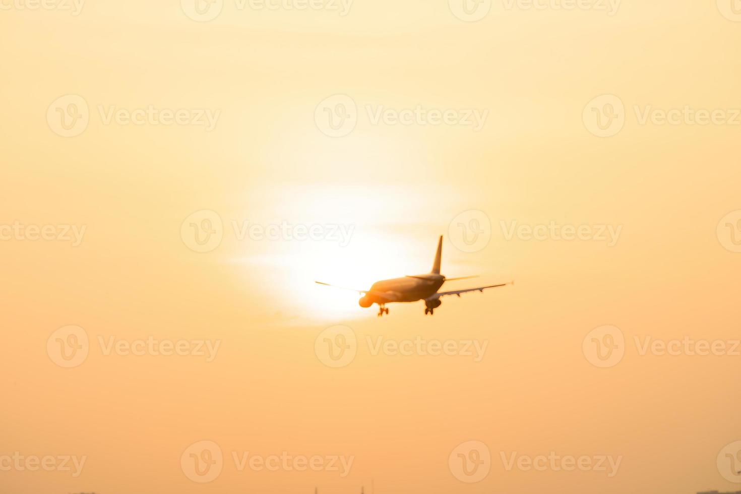 ciudad de ho chi minh, vietnam - 20 de febrero de 2022, un avión vuela sobre áreas urbanas preparando el aterrizaje en el aeropuerto internacional de tan son nhat y despega en el aeropuerto de tsn foto