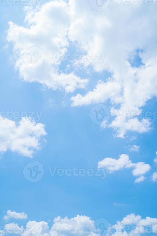 hermosa vista del cielo azul con nubes al amanecer. parcialmente nublado.fondo nube verano. verano de nubes. cielo nublado claro con puesta de sol. cielo natural cinemático hermoso fondo de textura amarillo y blanco foto