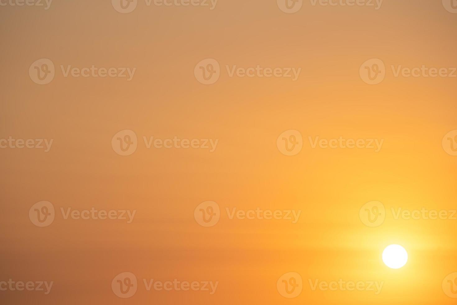 hermoso paisaje de playa al atardecer, naturaleza exótica de la isla tropical, cielo amarillo rojo colorido, barco de silueta, reflejo dorado del sol, vacaciones de verano. cielo nube cinemática. foto