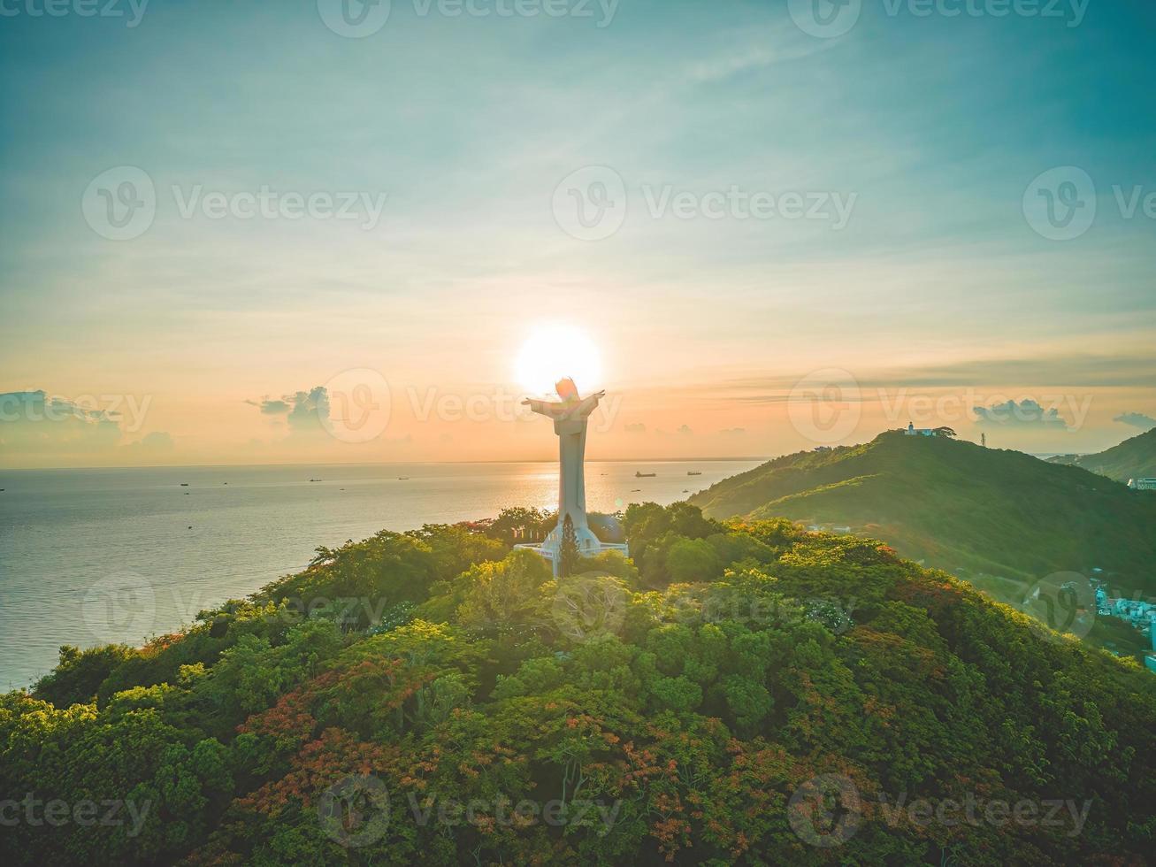 vista superior de vung tau con estatua de jesucristo en la montaña. el lugar local más popular. cristo rey, una estatua de jesus. concepto de viaje foto