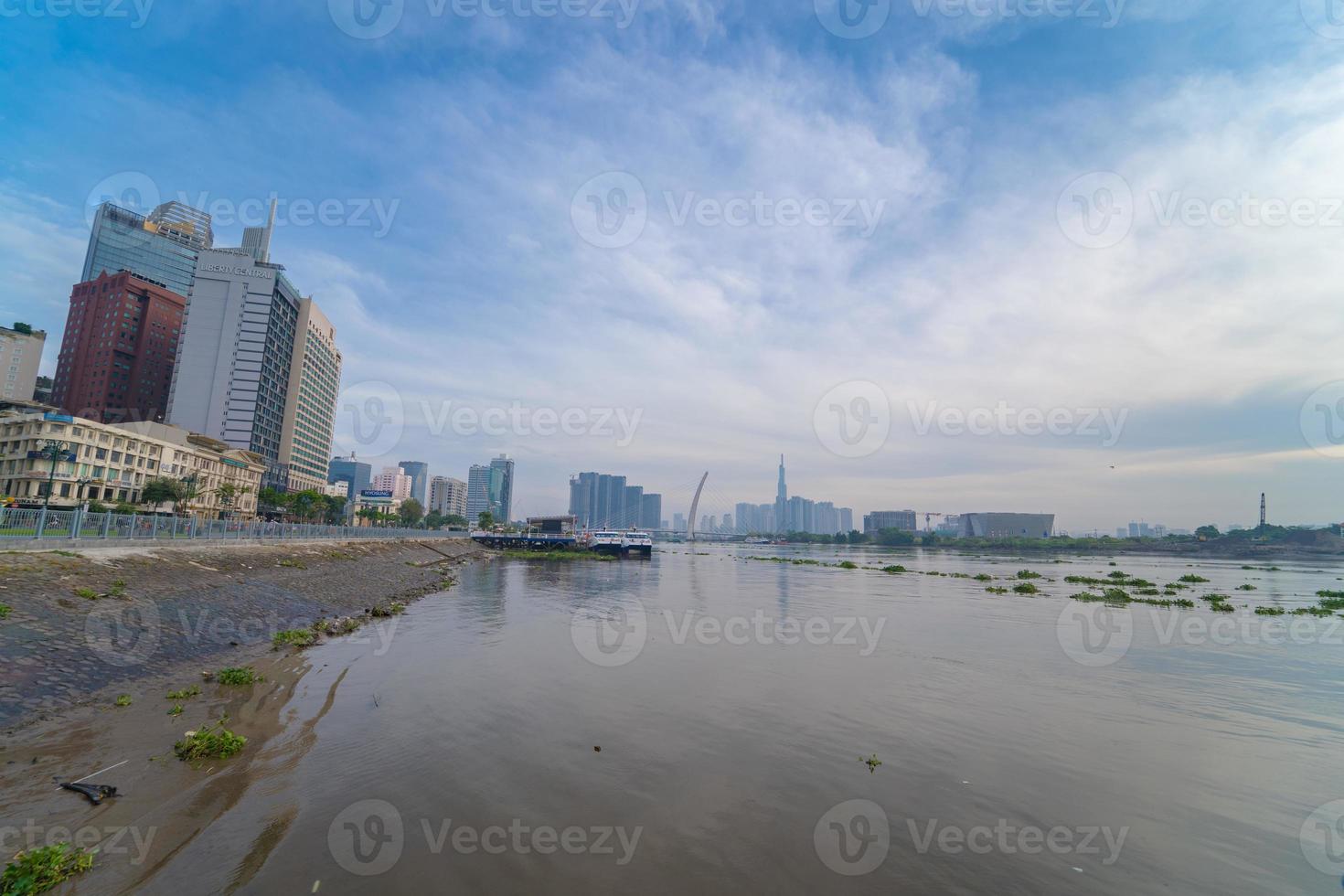 ciudad de ho chi minh, vietnam - 12 de febrero de 2022 horizonte con el emblemático rascacielos 81, se está construyendo un nuevo puente atirantado que conecta la península de thu thiem y el distrito 1 a través del río saigon. foto