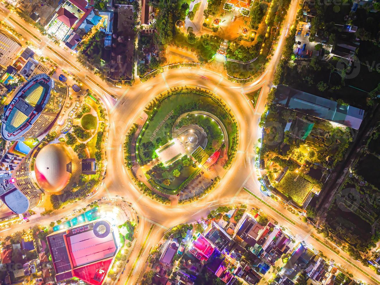 vista de vung tau desde arriba, con rotonda de tráfico, casa, memorial de guerra de vietnam en vietnam. fotografía de larga exposición en la noche. foto