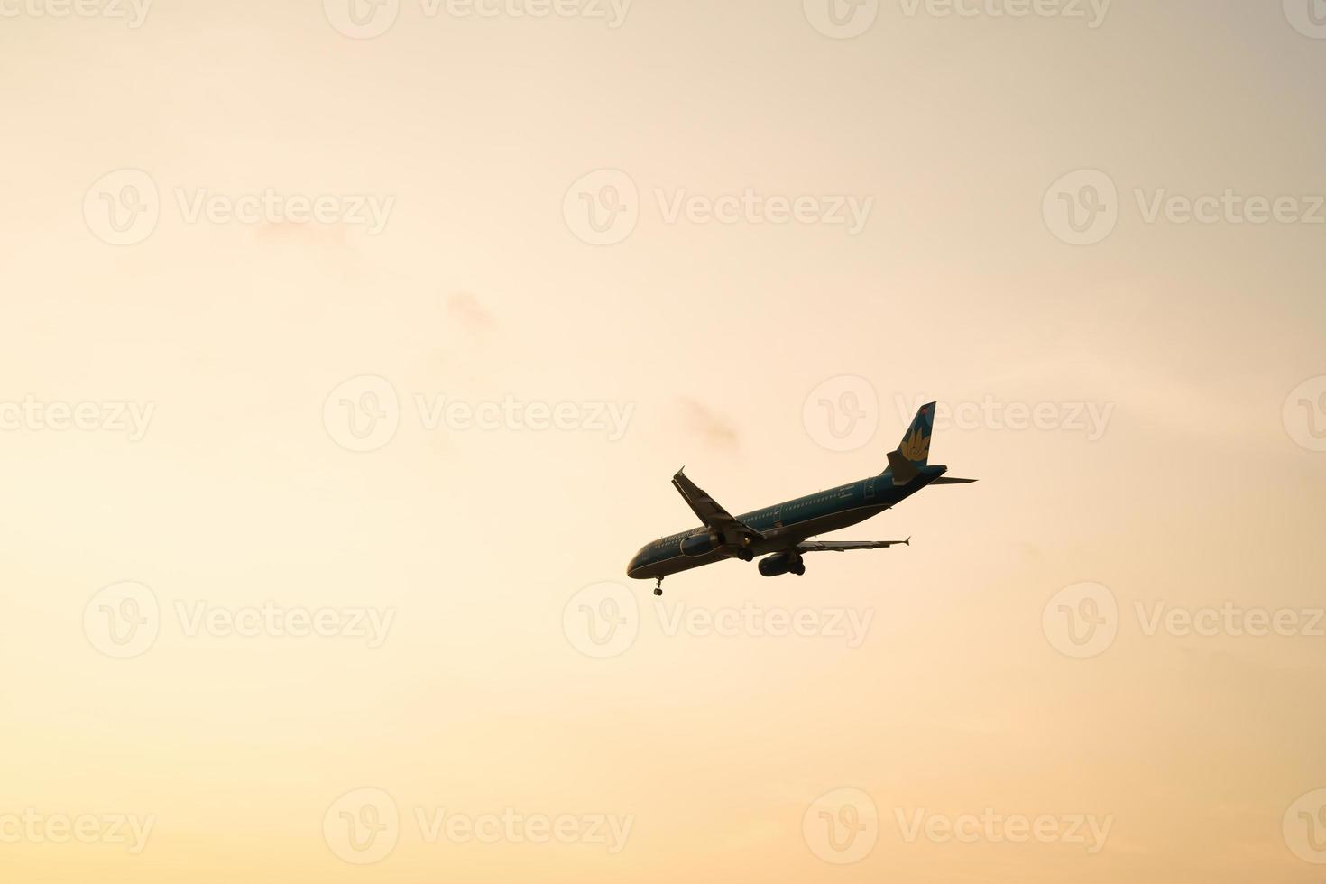 ciudad de ho chi minh, vietnam - 20 de febrero de 2022, un avión vuela sobre áreas urbanas preparando el aterrizaje en el aeropuerto internacional de tan son nhat y despega en el aeropuerto de tsn foto