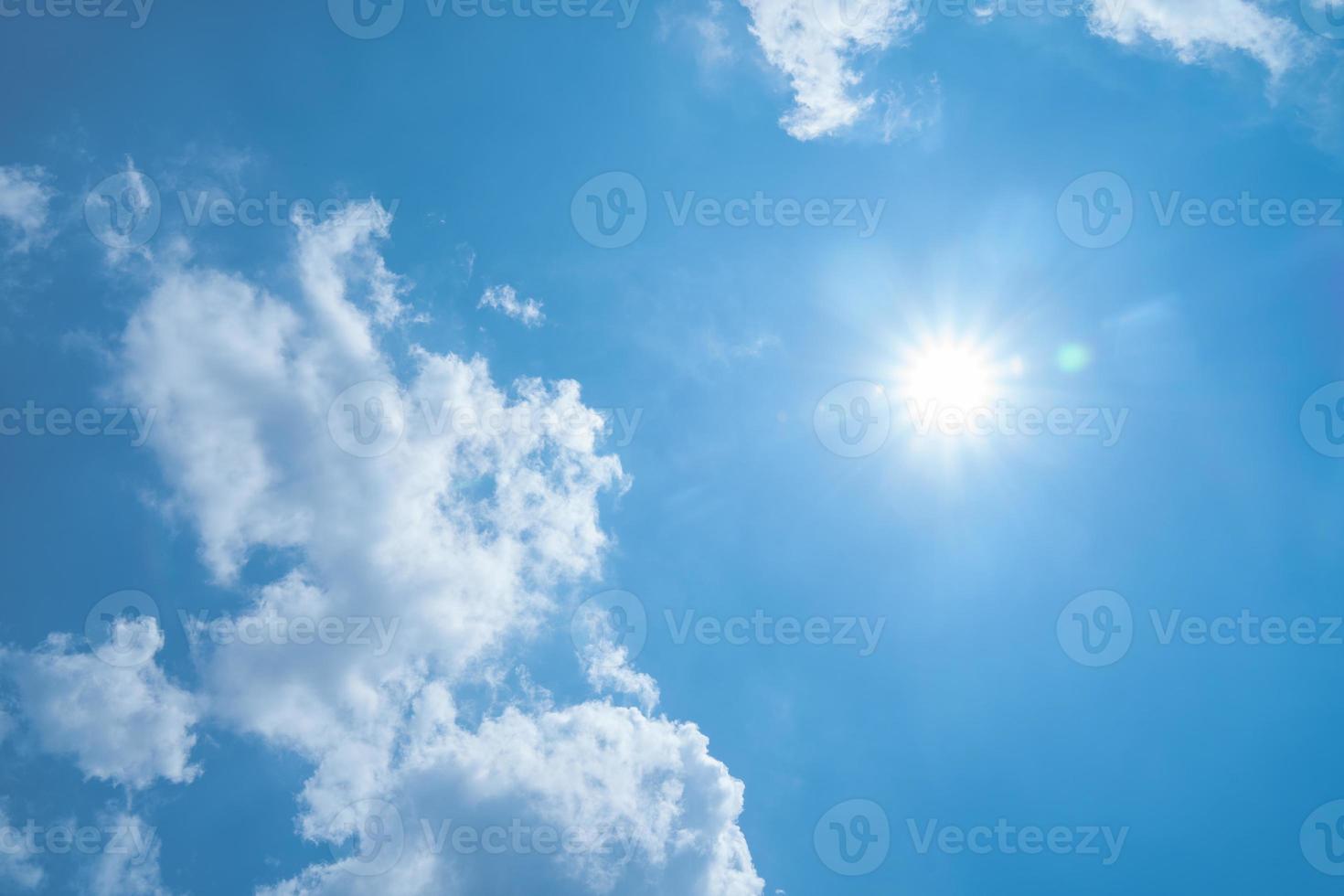 hermosa vista del cielo azul con nubes al amanecer. parcialmente nublado.fondo nube verano. verano de nubes. cielo nublado claro con puesta de sol. cielo natural cinemático hermoso fondo de textura amarillo y blanco foto