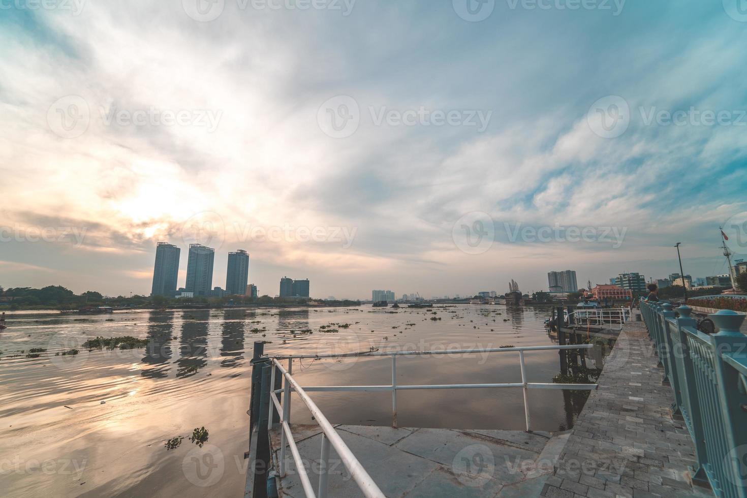 ciudad de ho chi minh, vietnam - 12 de febrero de 2022 horizonte con el emblemático rascacielos 81, se está construyendo un nuevo puente atirantado que conecta la península de thu thiem y el distrito 1 a través del río saigon. foto