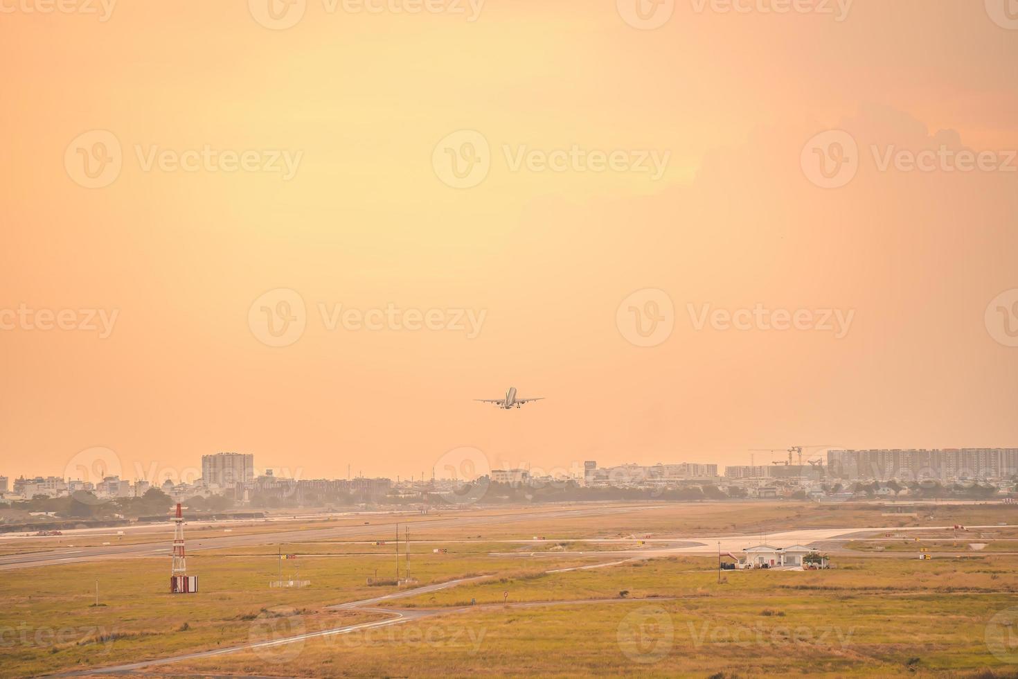 ciudad de ho chi minh, vietnam - 12 de febrero de 2022, un avión vuela sobre áreas urbanas preparando el aterrizaje en el aeropuerto internacional de tan son nhat y despega en el aeropuerto de tsn foto