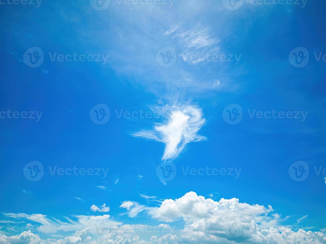 verano de nubes de fondo. verano de nubes. cielo nube clara. cielo natural hermoso fondo de textura azul y blanco con rayos de sol brillan foto