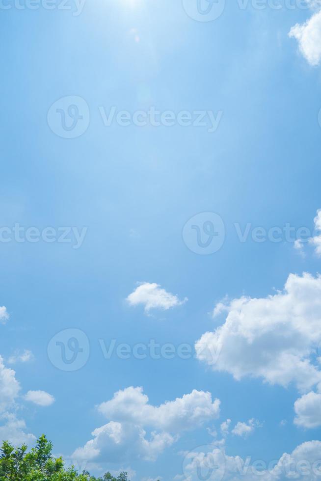 hermosa vista del cielo azul con nubes al amanecer. parcialmente nublado.fondo nube verano. verano de nubes. cielo nublado claro con puesta de sol. cielo natural cinemático hermoso fondo de textura amarillo y blanco foto