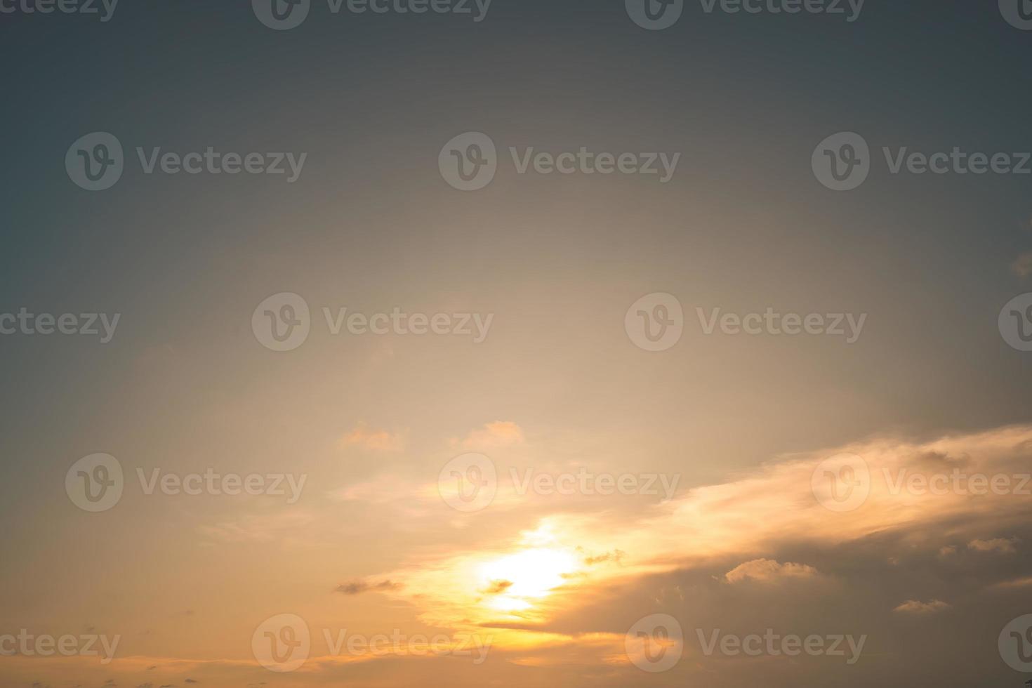 hermosa vista del cielo azul con nubes al amanecer. parcialmente nublado.fondo nube verano. verano de nubes. cielo nublado claro con puesta de sol. cielo natural cinemático hermoso fondo de textura amarillo y blanco foto