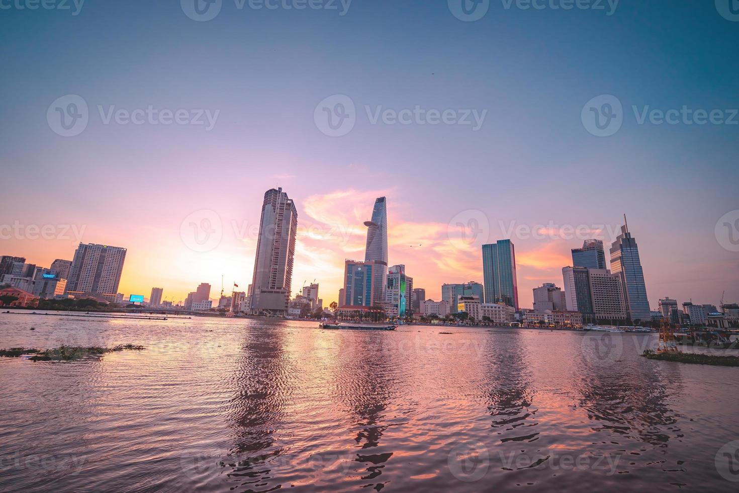 ho chi minh, vietnam - 13 de febrero de 2022 vista del edificio de la torre financiera bitexco, edificios, carreteras, puente thu thiem y río saigon en la ciudad de ho chi minh al atardecer. imagen panorámica de alta calidad. foto