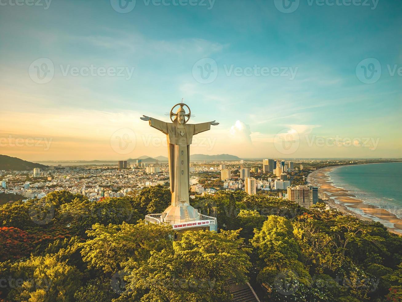 vista superior de vung tau con estatua de jesucristo en la montaña. el lugar local más popular. cristo rey, una estatua de jesus. concepto de viaje foto