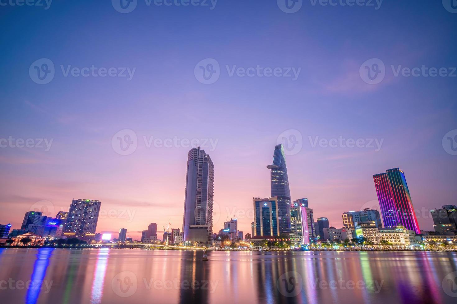 ho chi minh, vietnam - 19 de febrero de 2022 vista del edificio de la torre financiera bitexco, edificios, carreteras, puente thu thiem y río saigon en la ciudad de ho chi minh al atardecer. imagen panorámica de alta calidad. foto