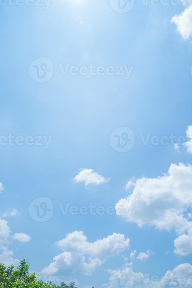 hermosa vista del cielo azul con nubes al amanecer. parcialmente nublado.fondo nube verano. verano de nubes. cielo nublado claro con puesta de sol. cielo natural cinemático hermoso fondo de textura amarillo y blanco foto