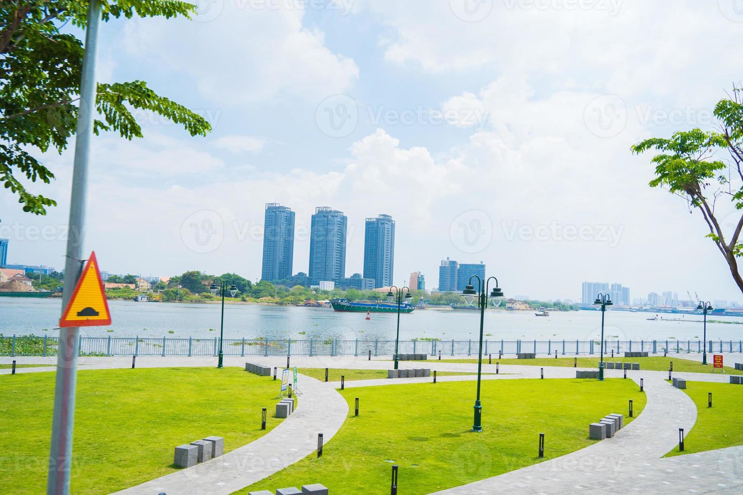 ciudad de ho chi minh, vietnam - 13 de febrero de 2022 horizonte con el emblemático rascacielos 81, se está construyendo un nuevo puente atirantado que conecta la península de thu thiem y el distrito 1 a través del río saigón. foto