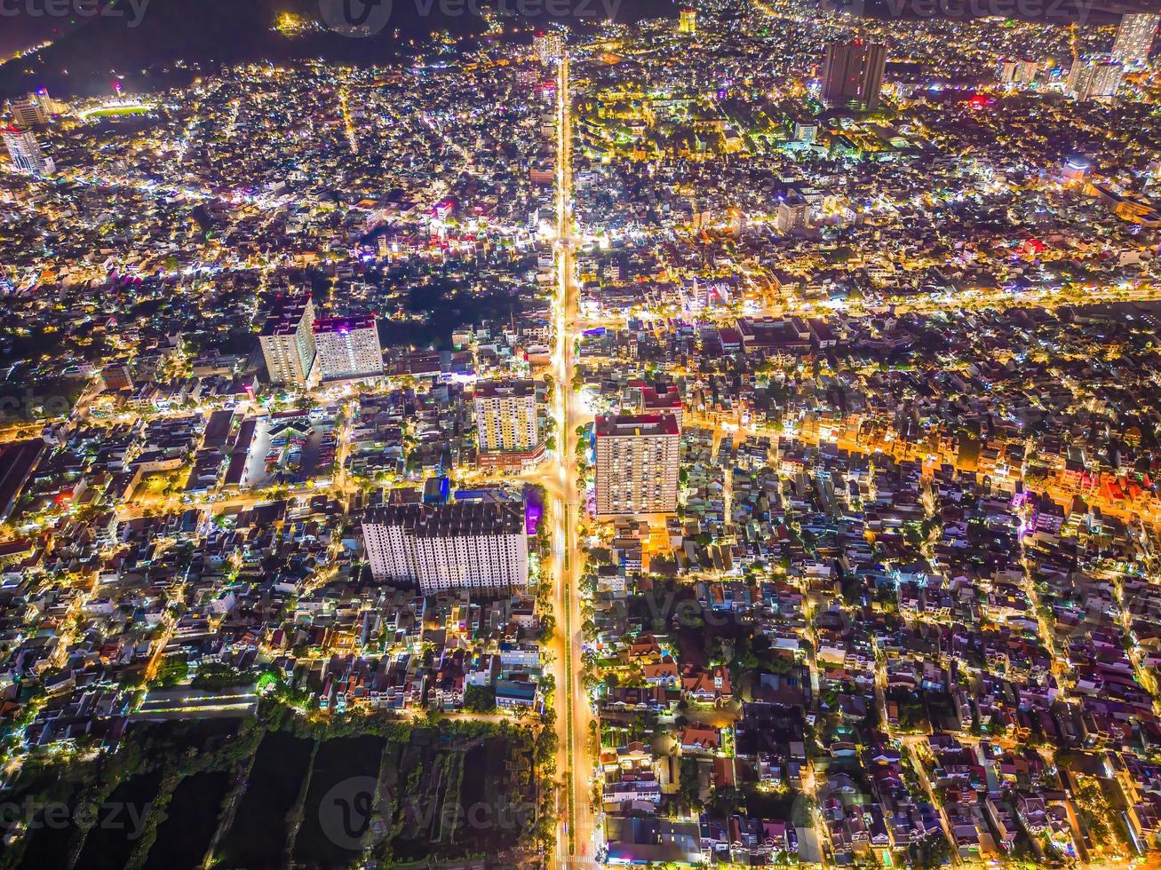 vista de vung tau desde arriba, con rotonda de tráfico, casa, memorial de guerra de vietnam en vietnam. fotografía de larga exposición en la noche. foto