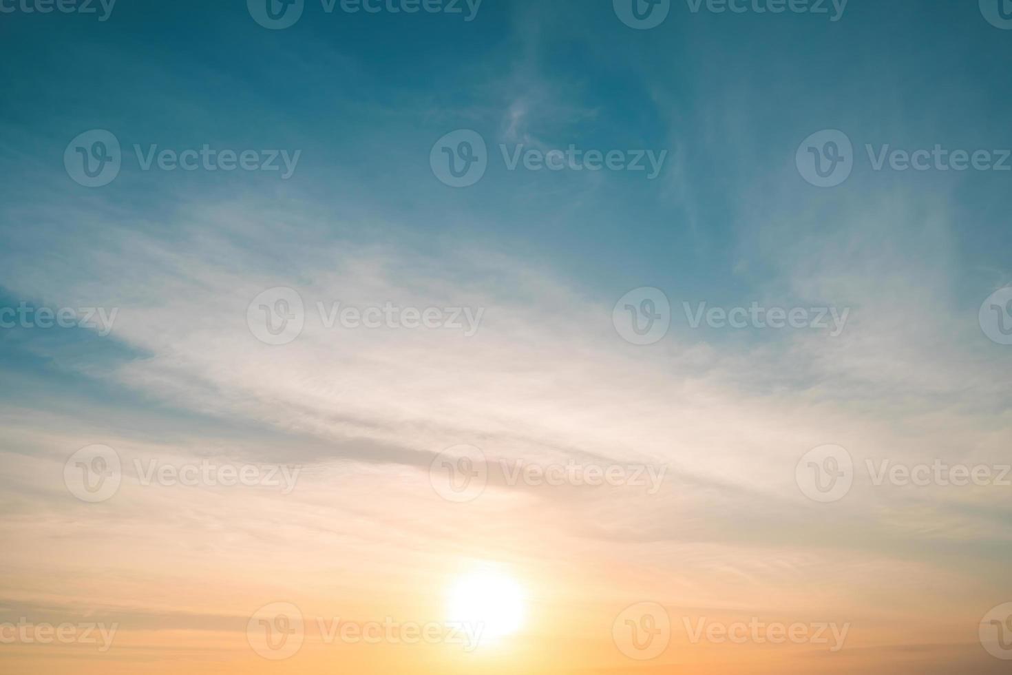 verano de nubes de fondo. verano de nubes. cielo nube cinemática. fondo de textura de puesta de sol hermosa y cinematográfica de cielo natural foto