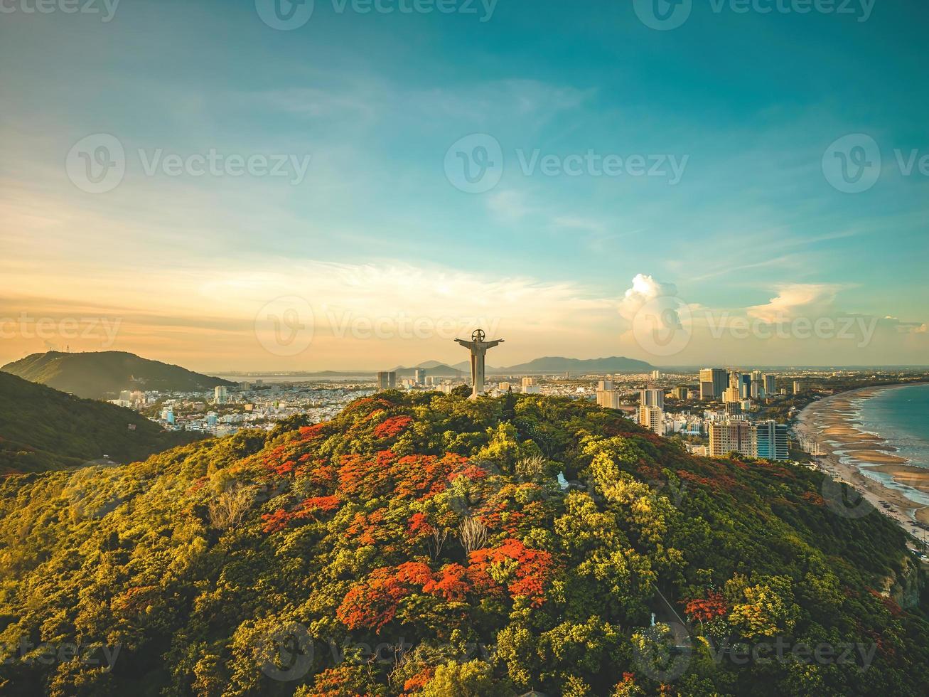 vista superior de vung tau con estatua de jesucristo en la montaña. el lugar local más popular. cristo rey, una estatua de jesus. concepto de viaje foto