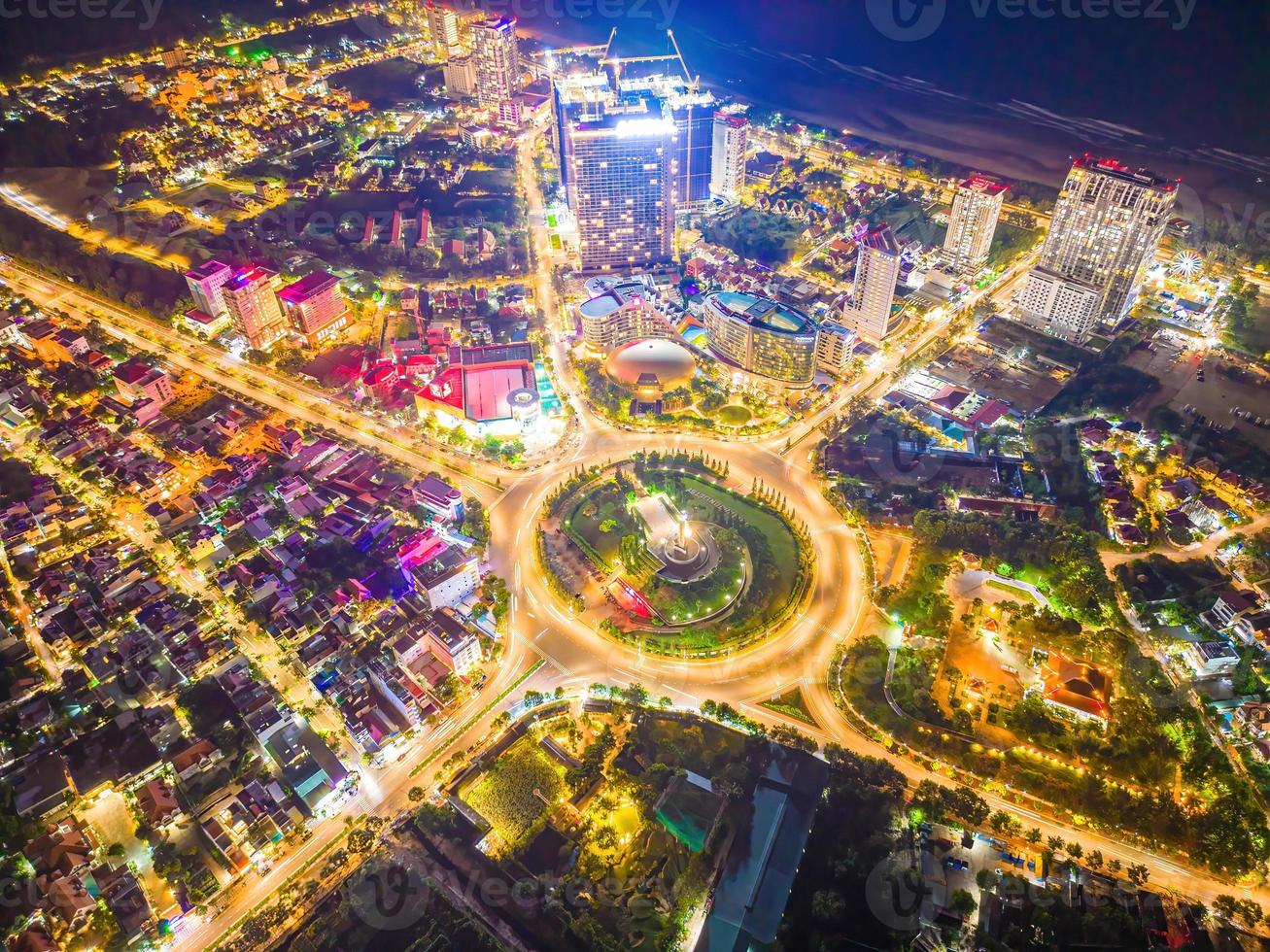 vista de vung tau desde arriba, con rotonda de tráfico, casa, memorial de guerra de vietnam en vietnam. fotografía de larga exposición en la noche. foto