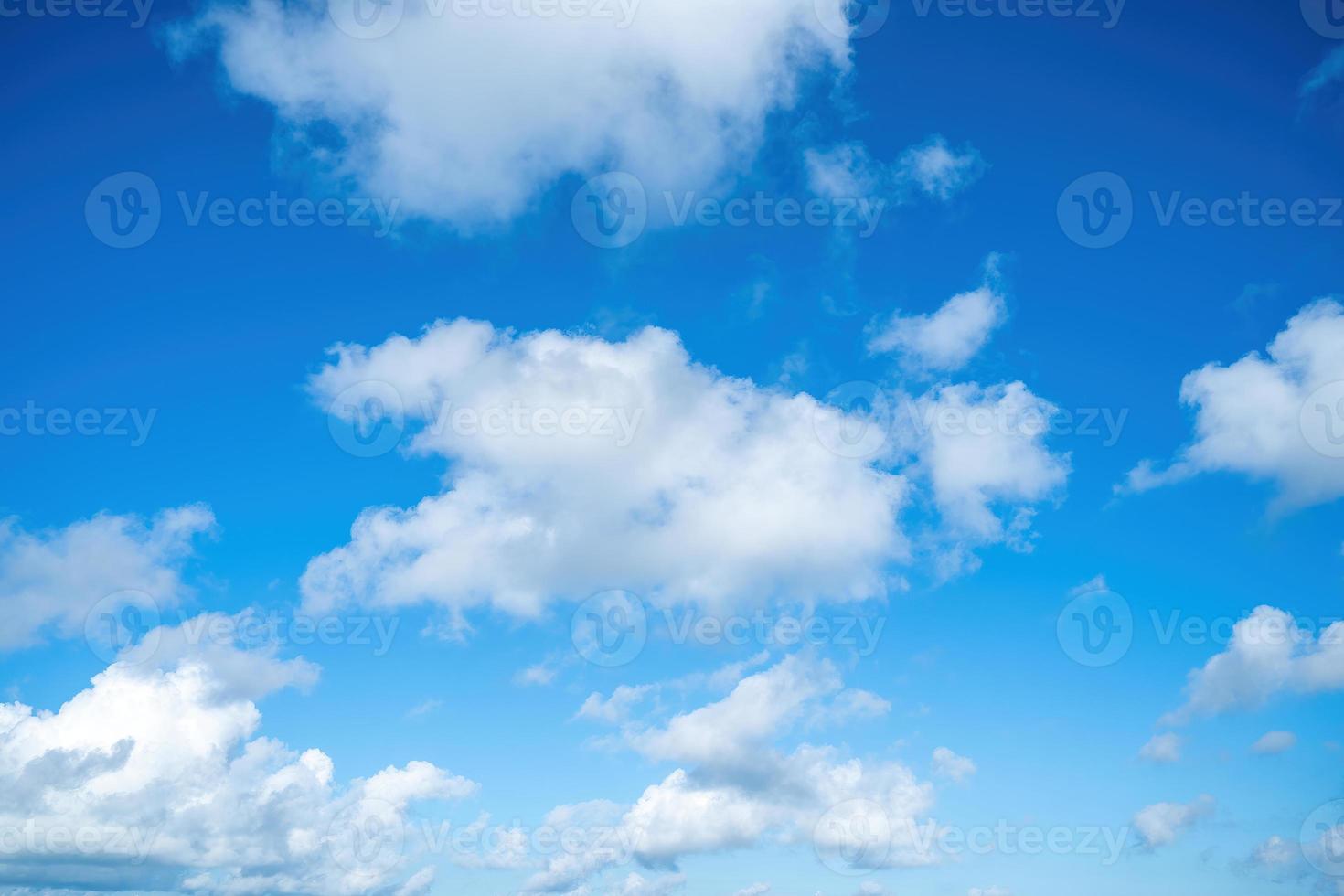 verano de nubes de fondo. verano de nubes. cielo nube cinemática. fondo de textura de puesta de sol hermosa y cinematográfica de cielo natural foto