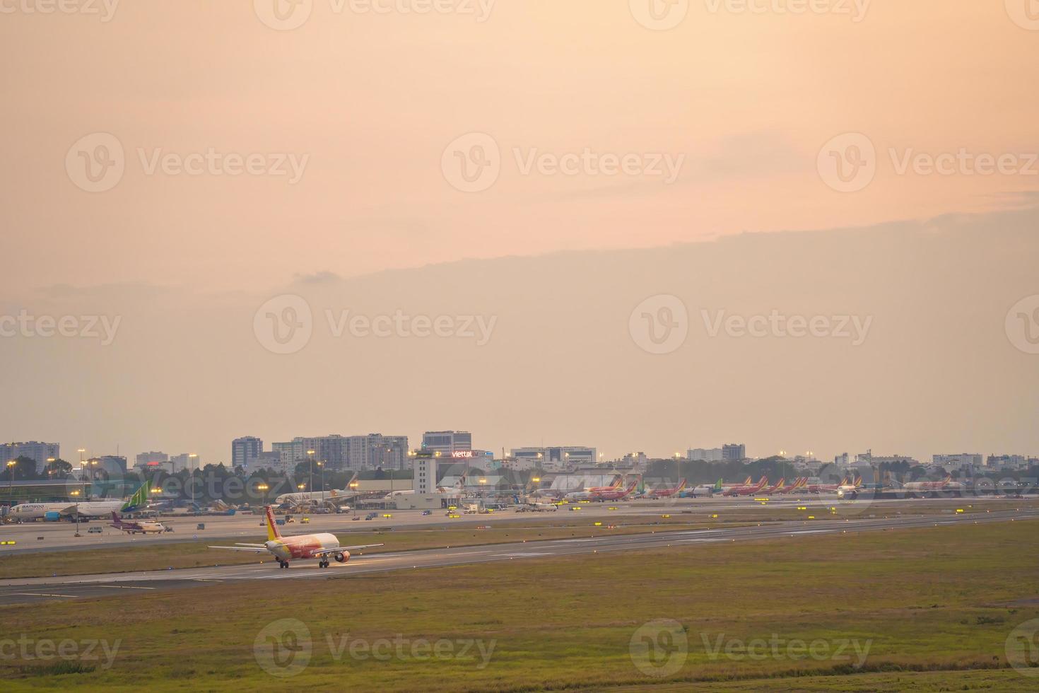 ciudad ho chi minh, vietnam - 20 de febrero de 2022 el aeropuerto internacional de tan son nhat aeropuerto internacional, el aeropuerto internacional en saigon ciudad ho chi minh, sur de vietnam en la noche. foto