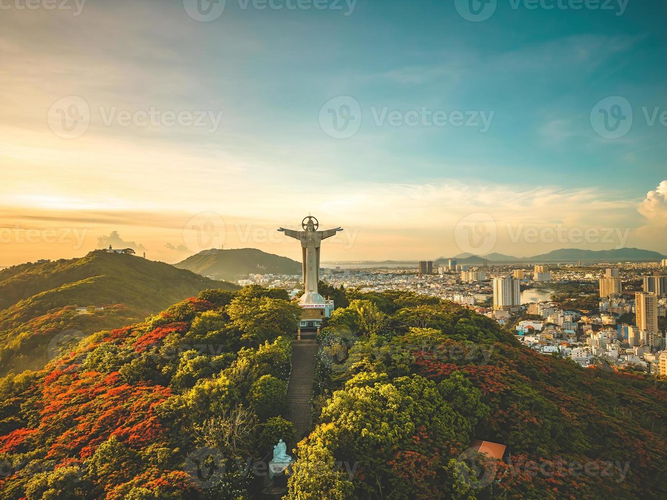 vista superior de vung tau con estatua de jesucristo en la montaña. el lugar local más popular. cristo rey, una estatua de jesus. concepto de viaje foto